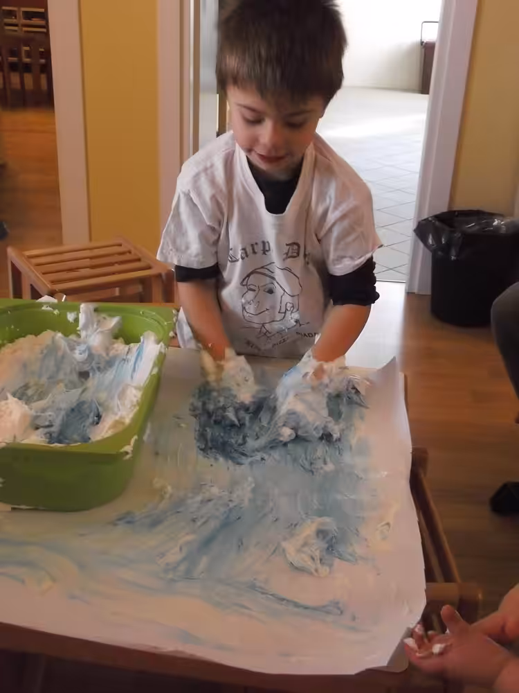 Un'immagine che ritrae bambino, tavolo, bambino che fa i primi passi, colore e plastica.