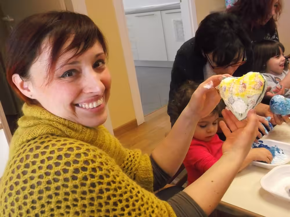 Un'immagine che ritrae felicità, dito, sorriso, bambino e bambino che fa i primi passi.
