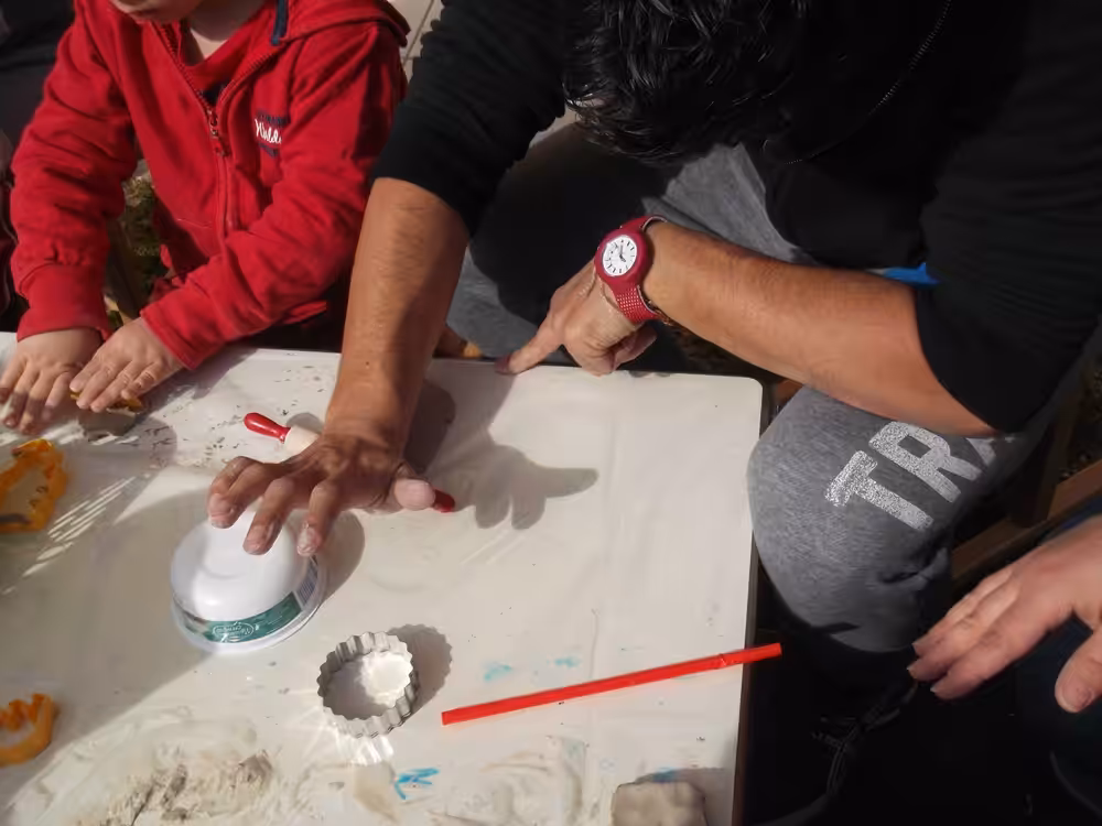 Un'immagine che ritrae mano, plastica e chiodo.