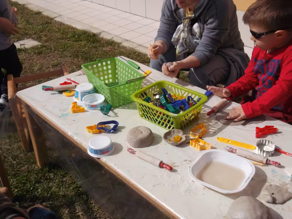 Un'immagine che ritrae tavolo, mobilia, dito, ricreazione e bambino.