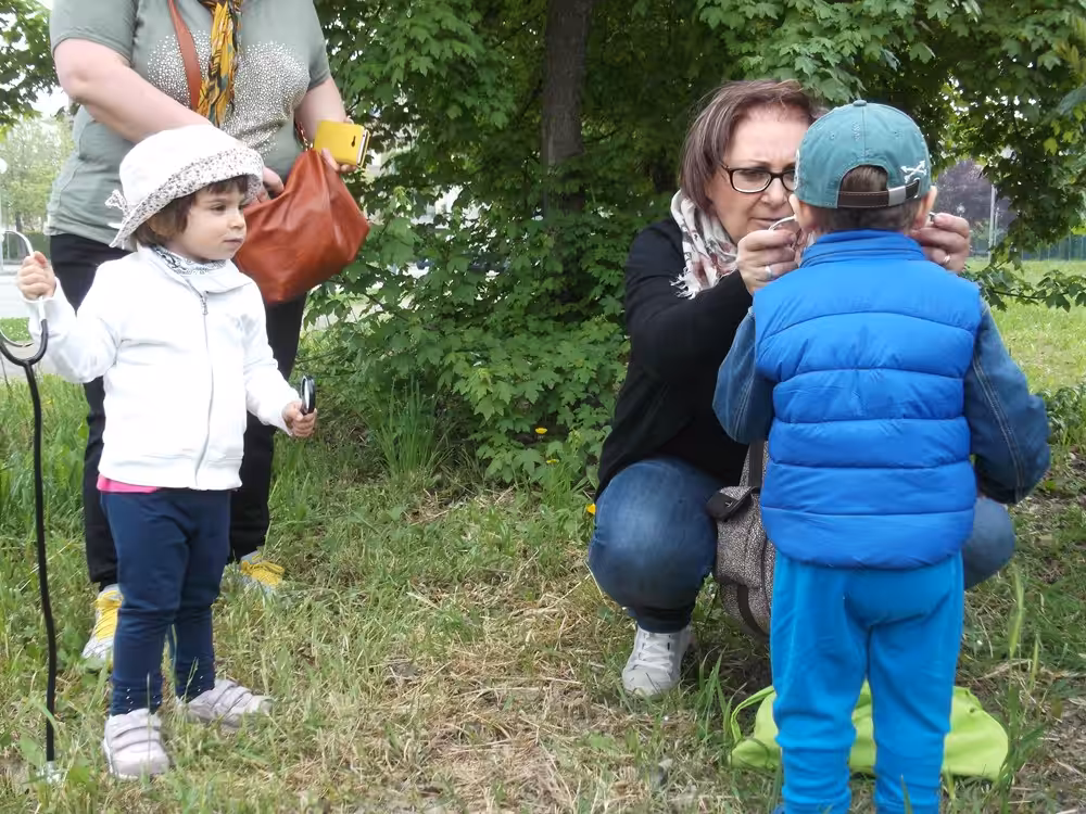 Un'immagine che ritrae persone, vestiario, erba, giacca e pantaloni.