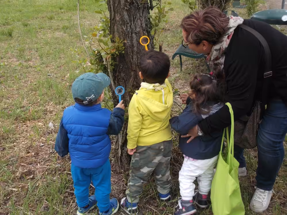 Un'immagine che ritrae pantaloni, scarpa, giacca, jeans e bambino.