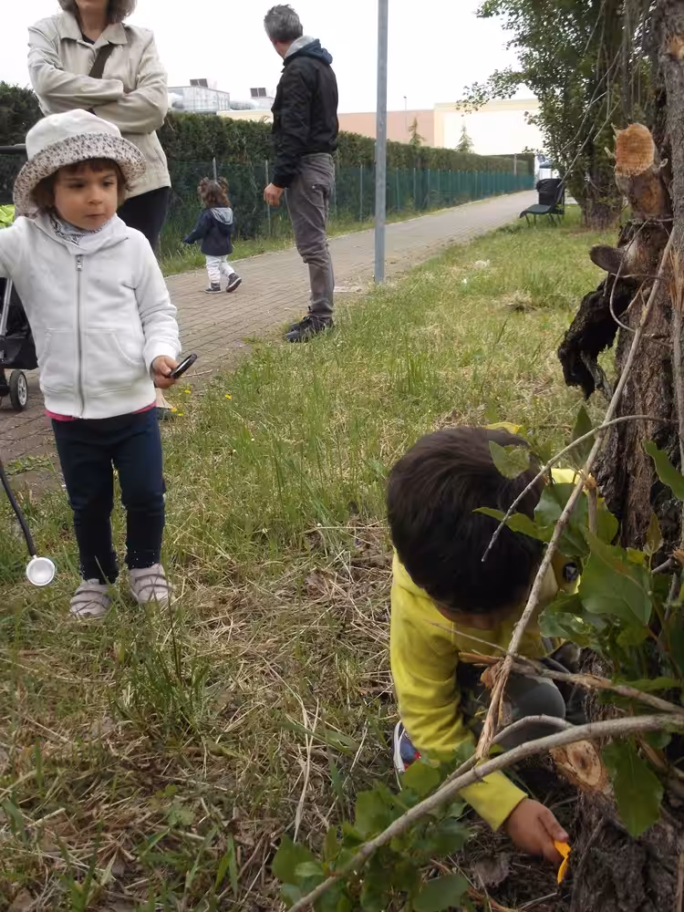 Un'immagine che ritrae giacca, jeans, bambino, ricreazione e suolo.