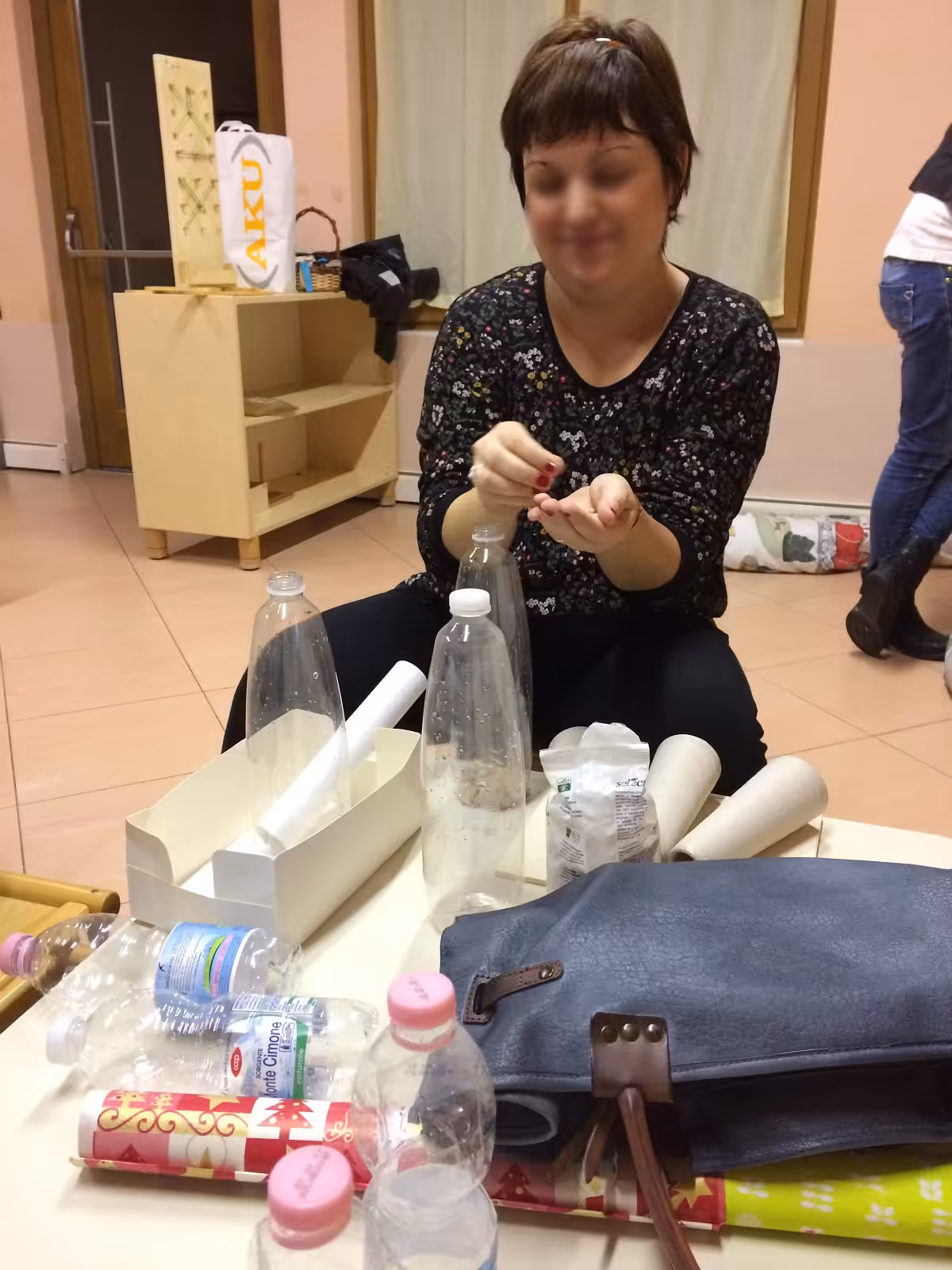 Un'immagine che ritrae borsa, bagagli e borse, mobilia, borsa a mano e sedia.