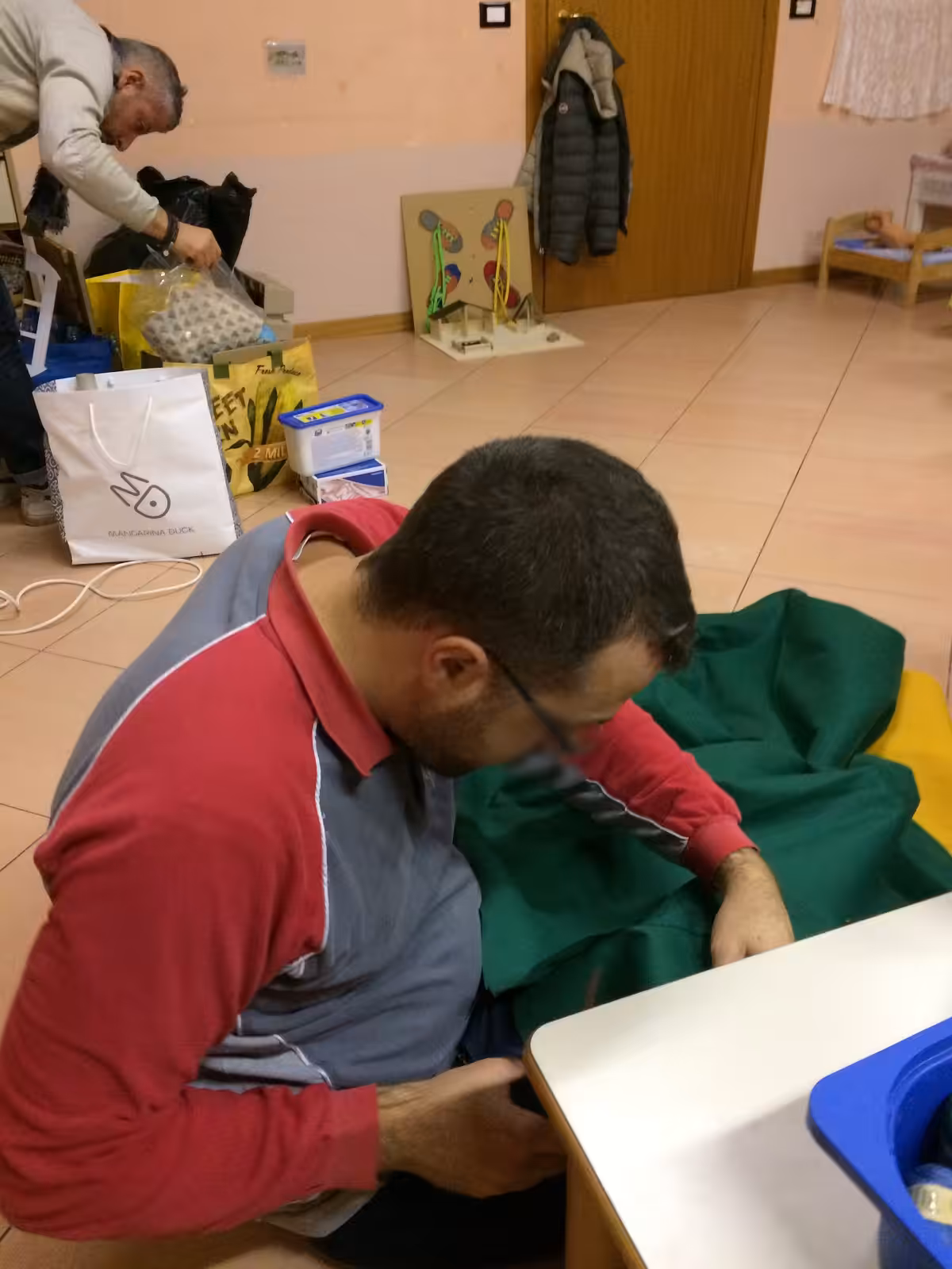 Un'immagine che ritrae braccio, mobilia, sedia, plastica e pulizia.