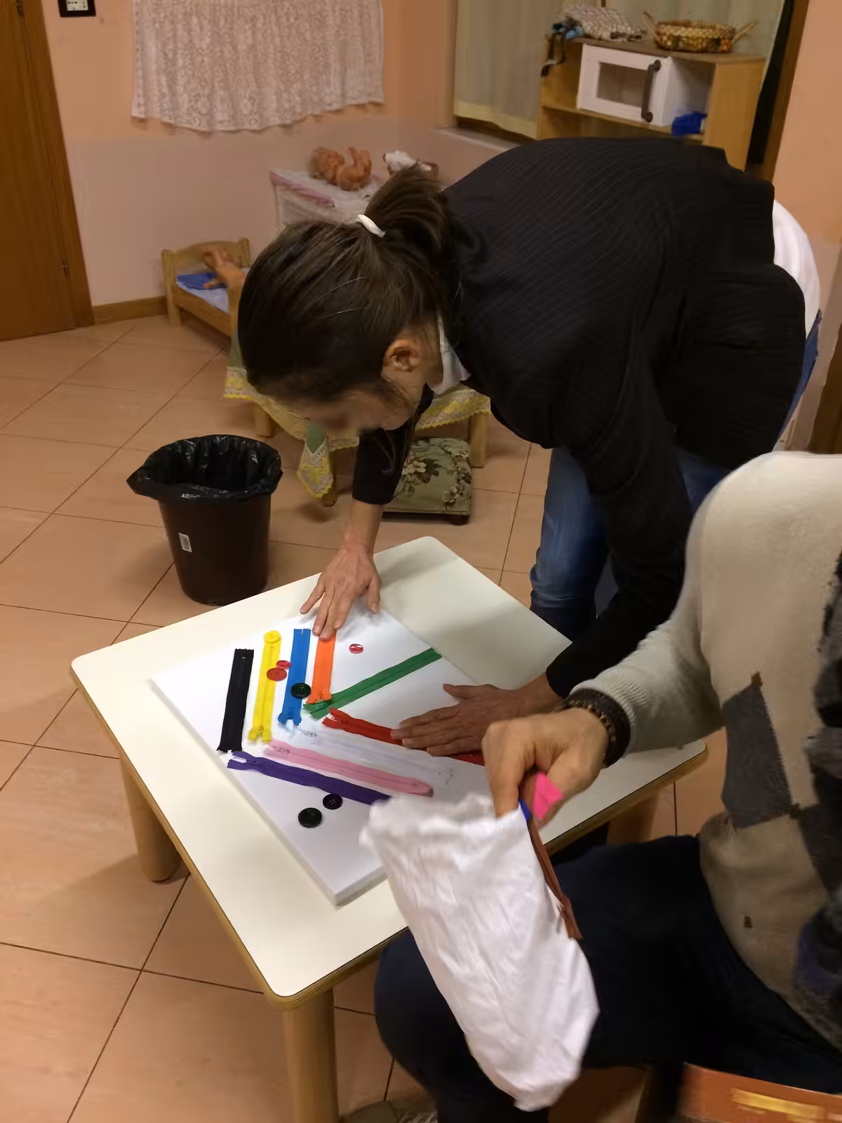 Un'immagine che ritrae mano, pavimentazione, tavolo, mobilia e carta.