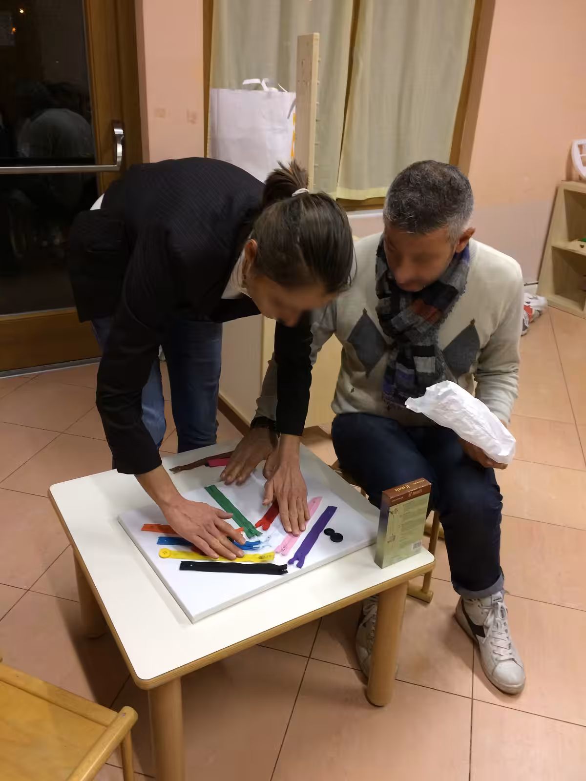 Un'immagine che ritrae braccio, mano, mobilia, pavimentazione e tavolo.
