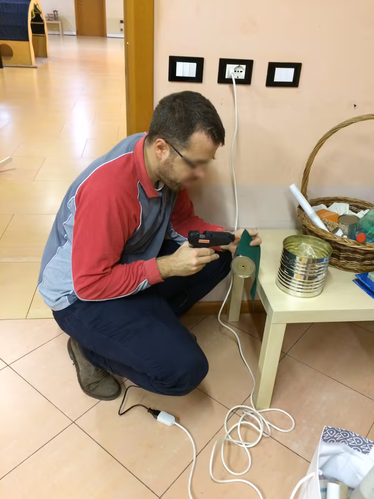 Un'immagine che ritrae pavimentazione, cavo elettrico, pavimento, filo e cablaggio elettrico.