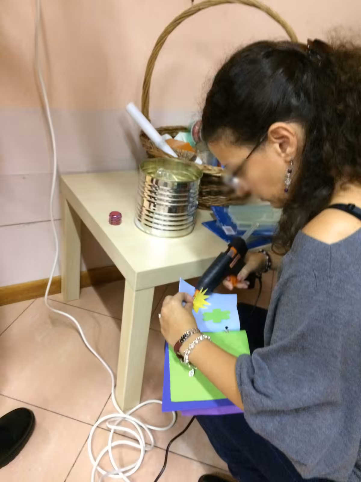 Un'immagine che ritrae mano, mobilia, tavolo, polso e cavo elettrico.