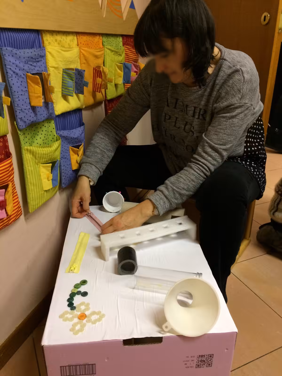 Un'immagine che ritrae carta, prodotto di carta, plastica, carta artistica e arti creative.