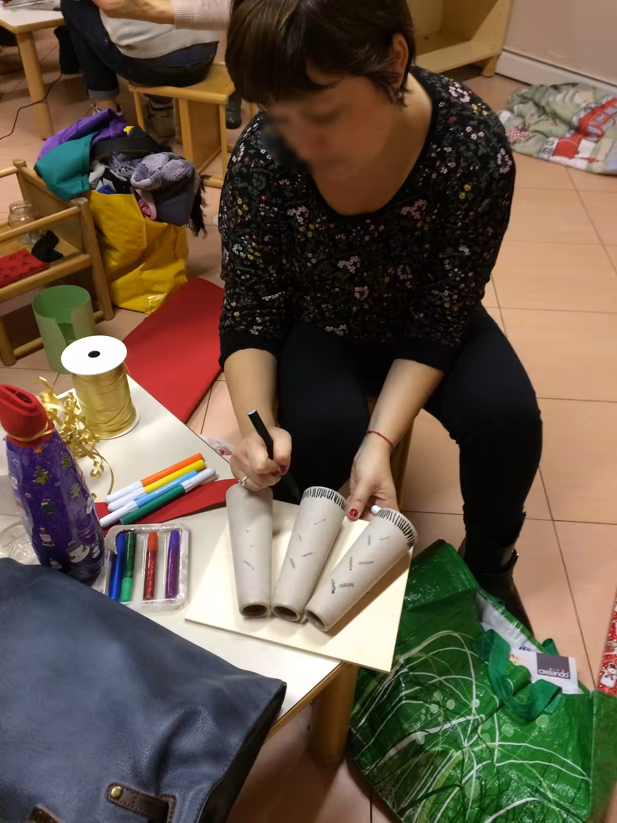 Un'immagine che ritrae carta, borsa, prodotto di carta, bagagli e borse e design di moda.