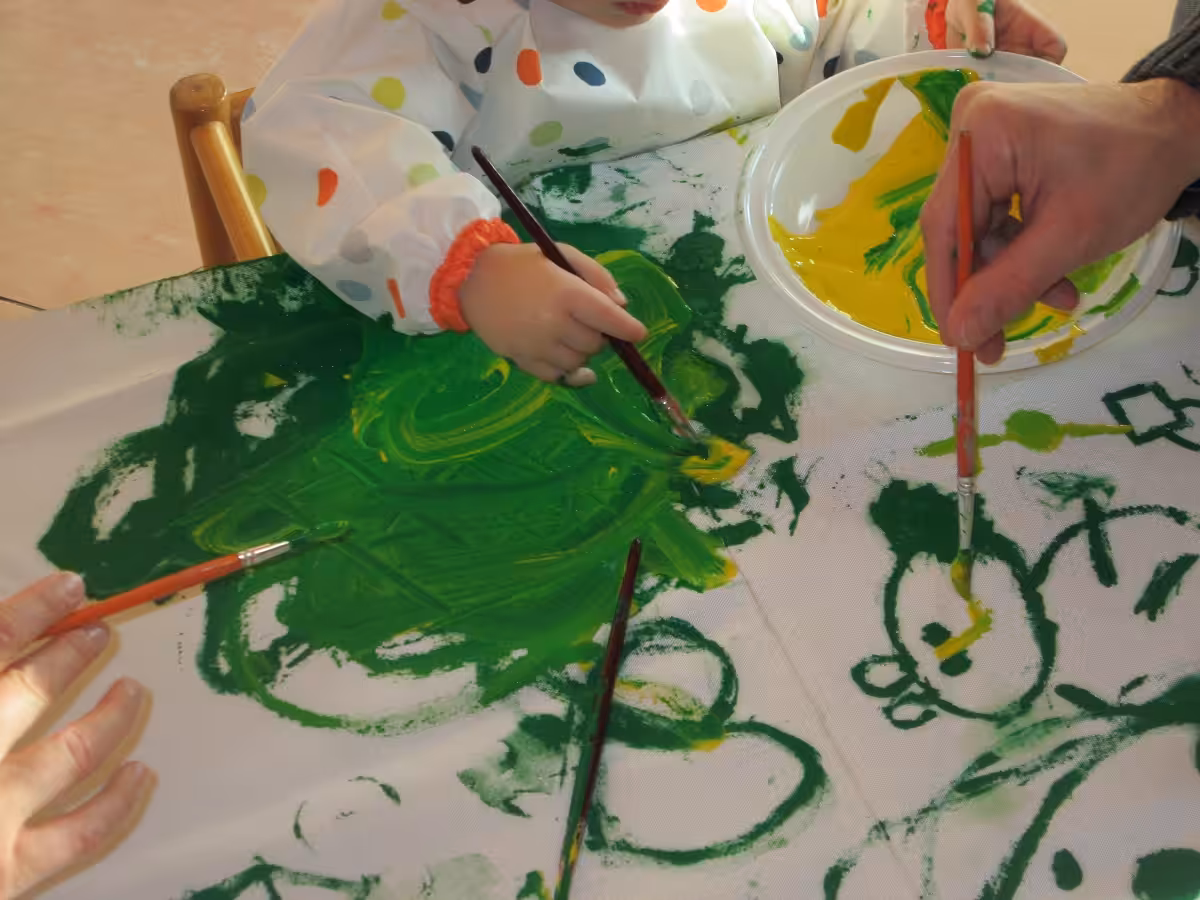 Un'immagine che ritrae artista, pittura artistica, arti visive, arte infantile e colore.