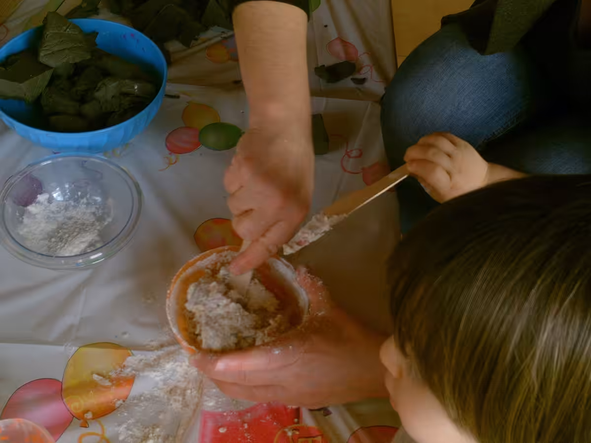 Un'immagine che ritrae mano, stoviglie, dito, ingrediente e cibo.