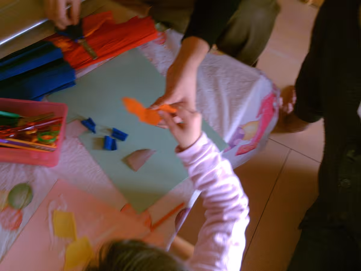 Un'immagine che ritrae carta, mano, dito, tessile e prodotto di carta.