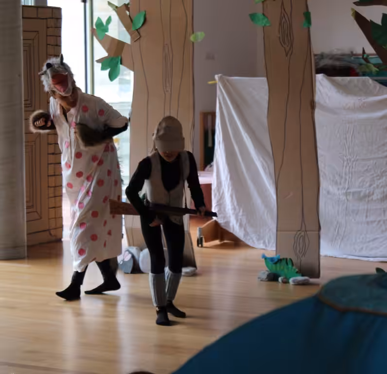 Un'immagine che ritrae pavimentazione, pavimento, divertimento, arti performative e costume.