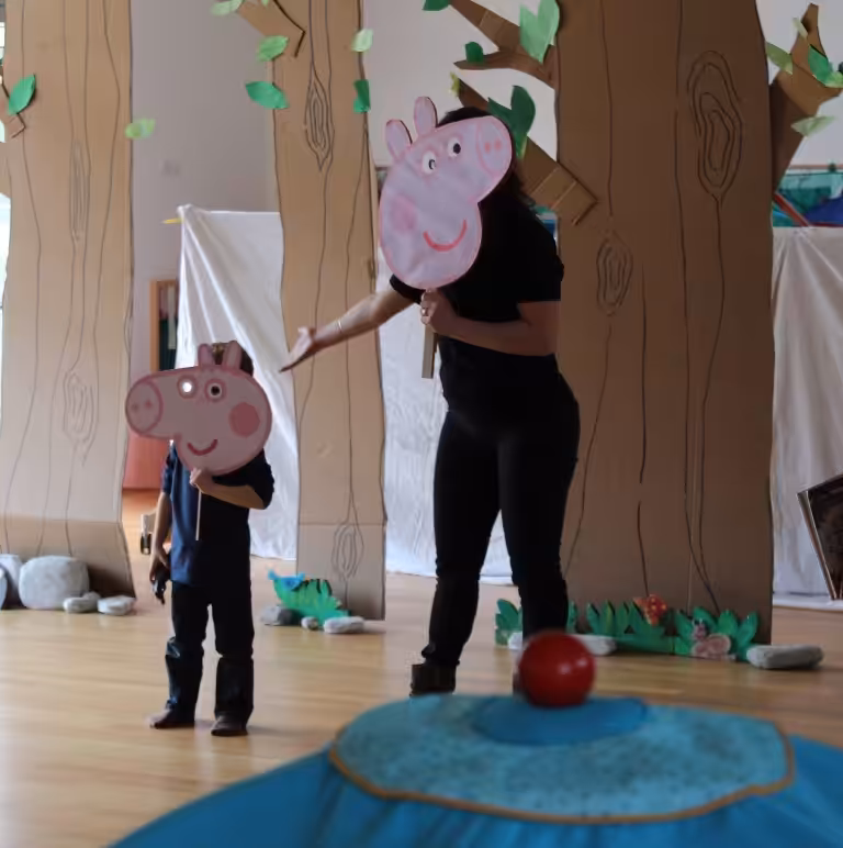 Un'immagine che ritrae rosa, bambino, divertimento, felicità e forniture per feste.