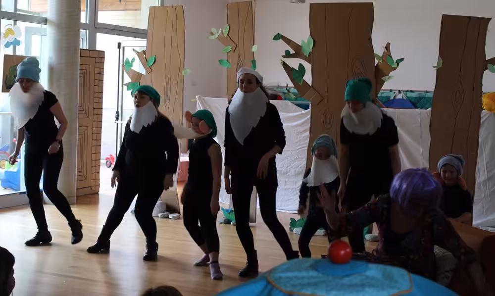 Un'immagine che ritrae divertimento, arti performative, evento, divertimento e ballare.