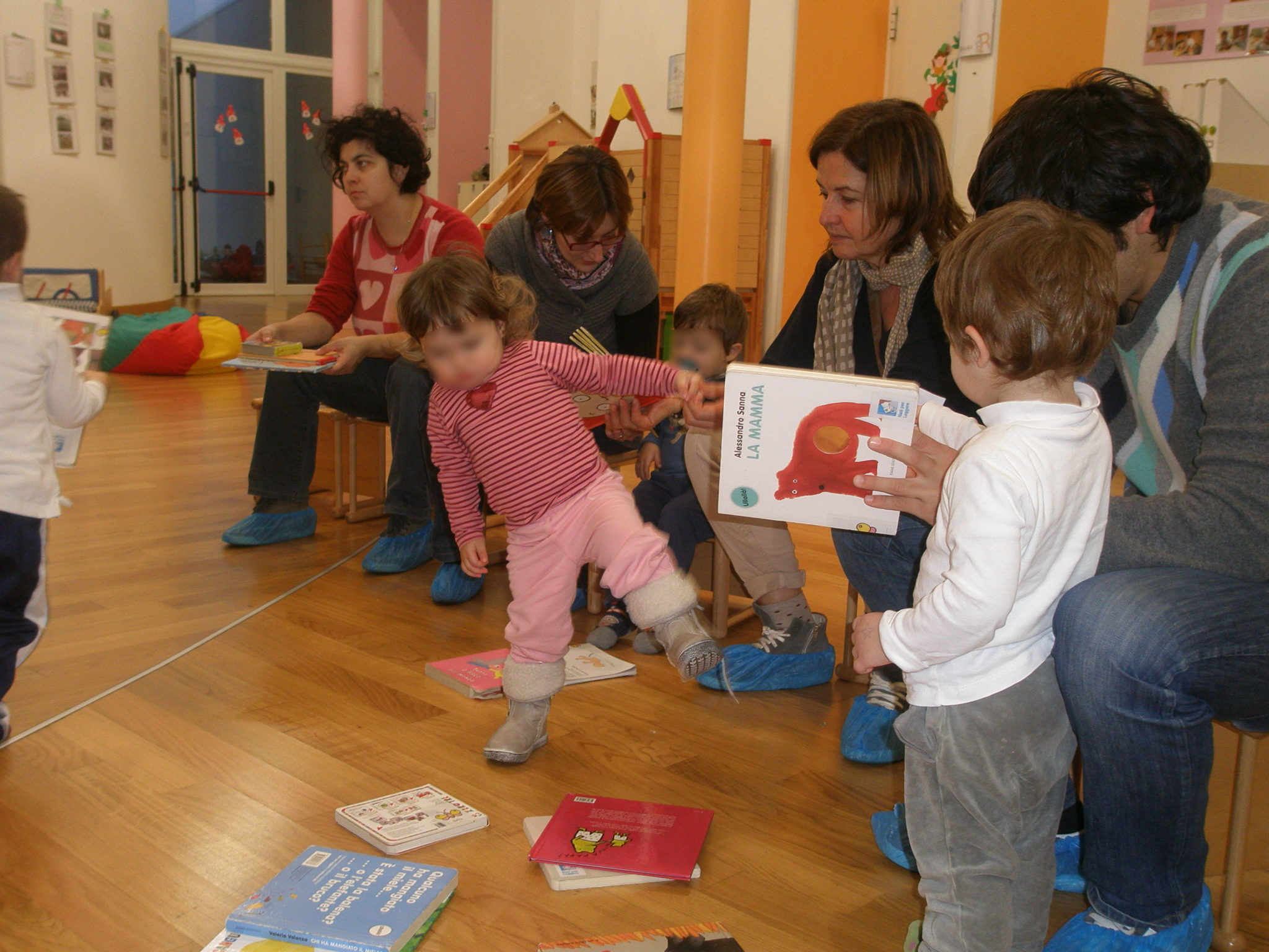 Un'immagine che ritrae braccio, mano, bambino, jeans e dito.
