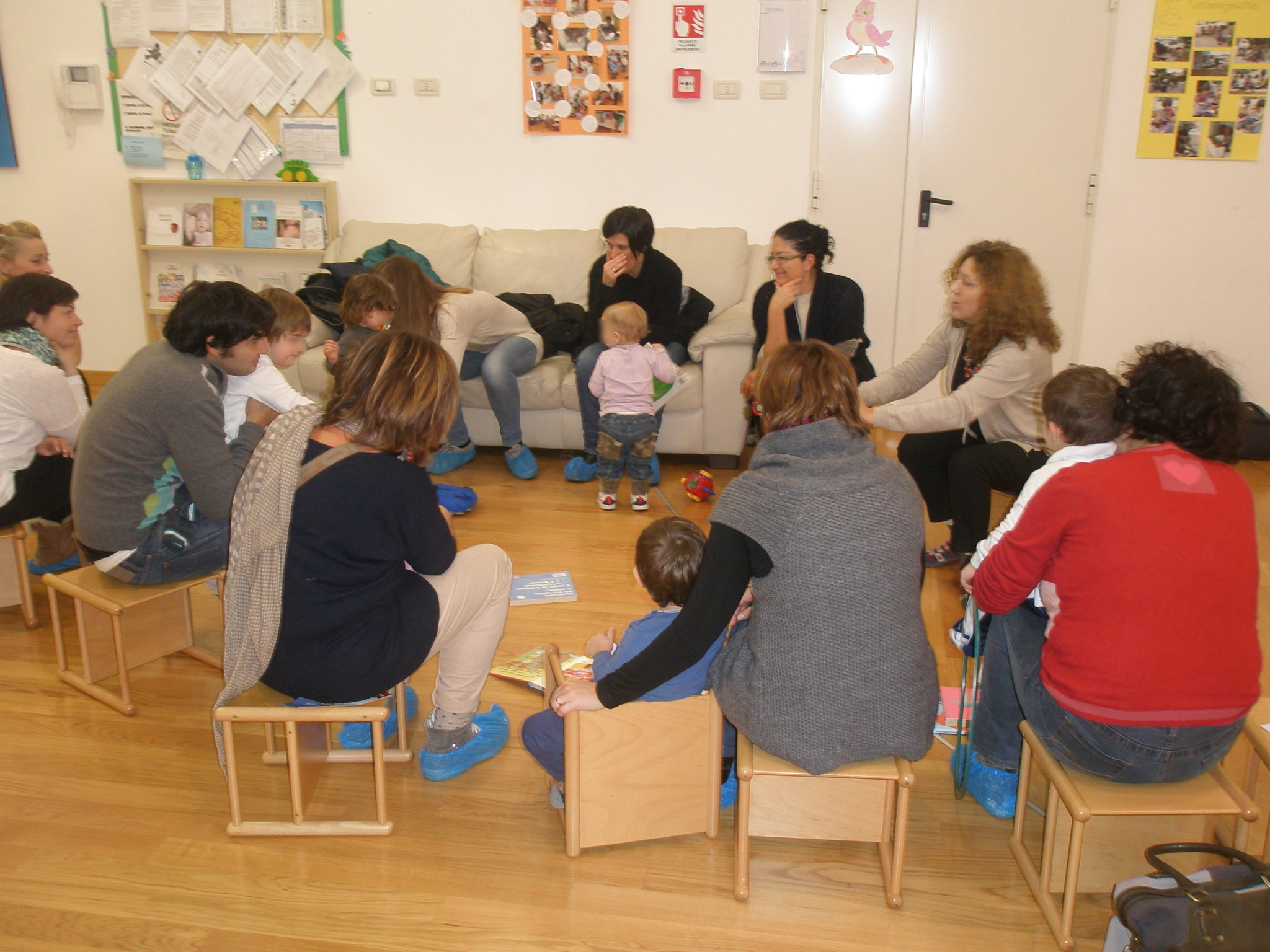 Un'immagine che ritrae capelli, braccio, mano, pantaloni e jeans.