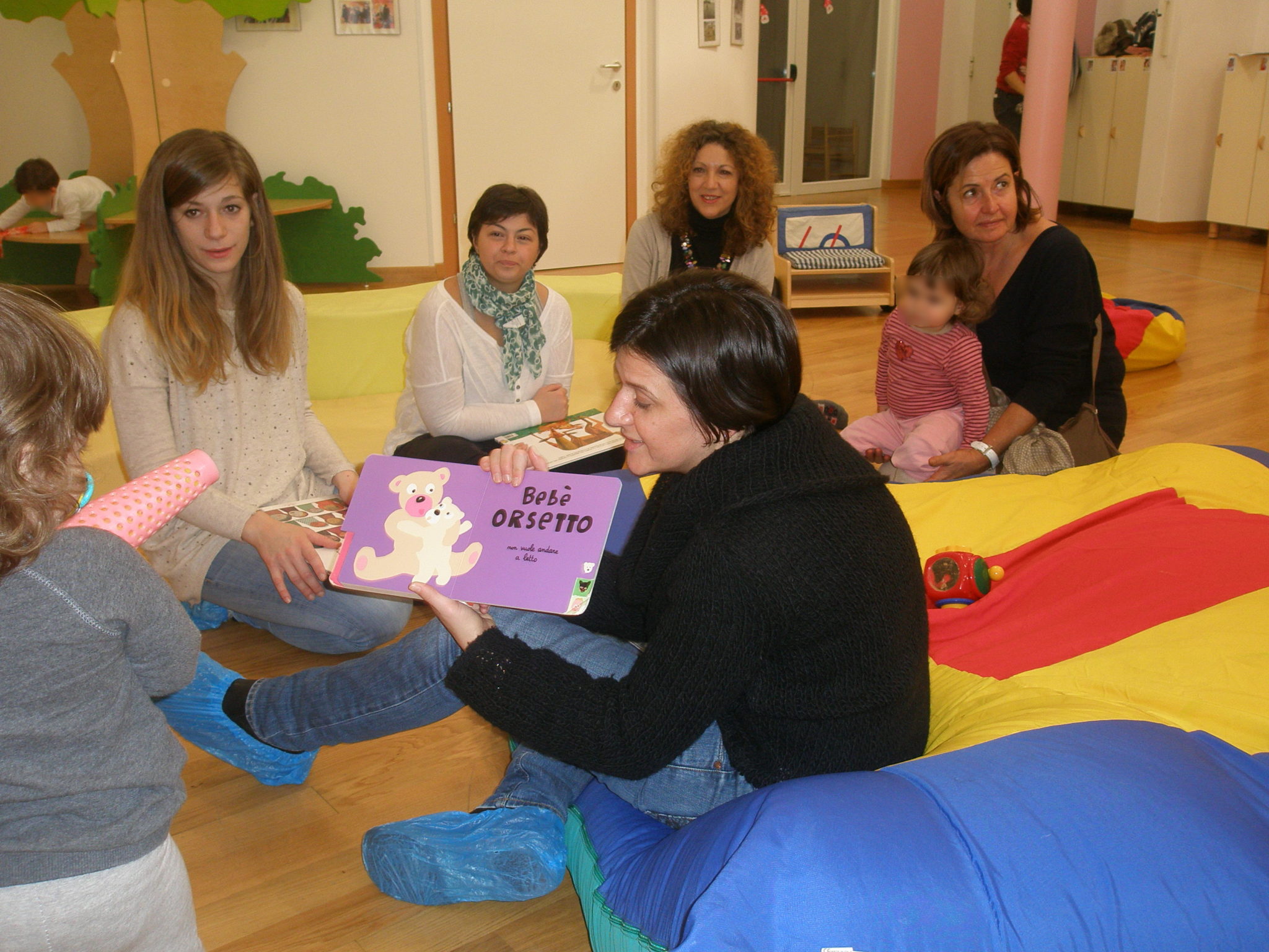 Un'immagine che ritrae tessile, bambino, camera, divertimento e condivisione.