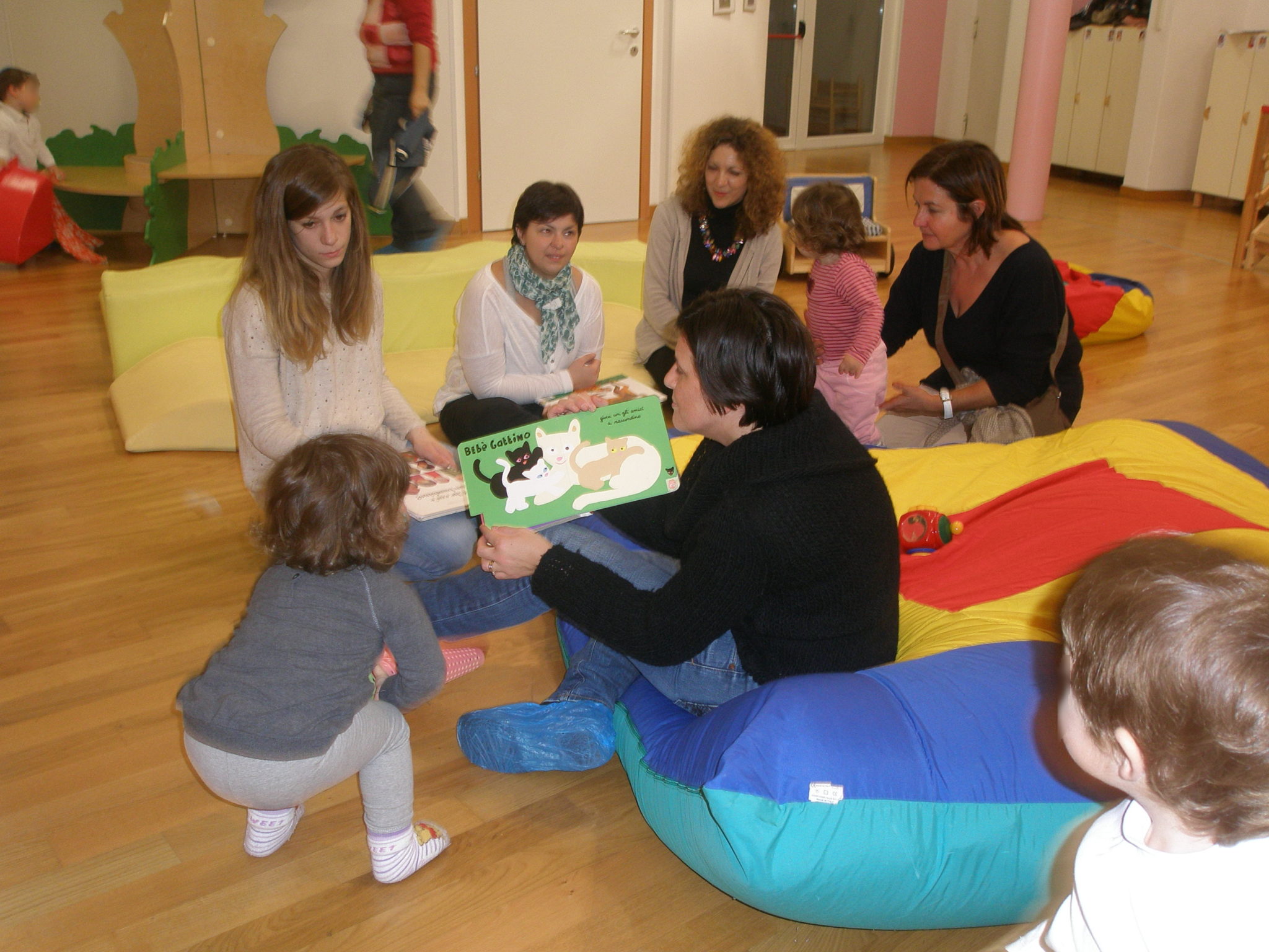 Un'immagine che ritrae bambino, seduta, divertimento, camera e condivisione.