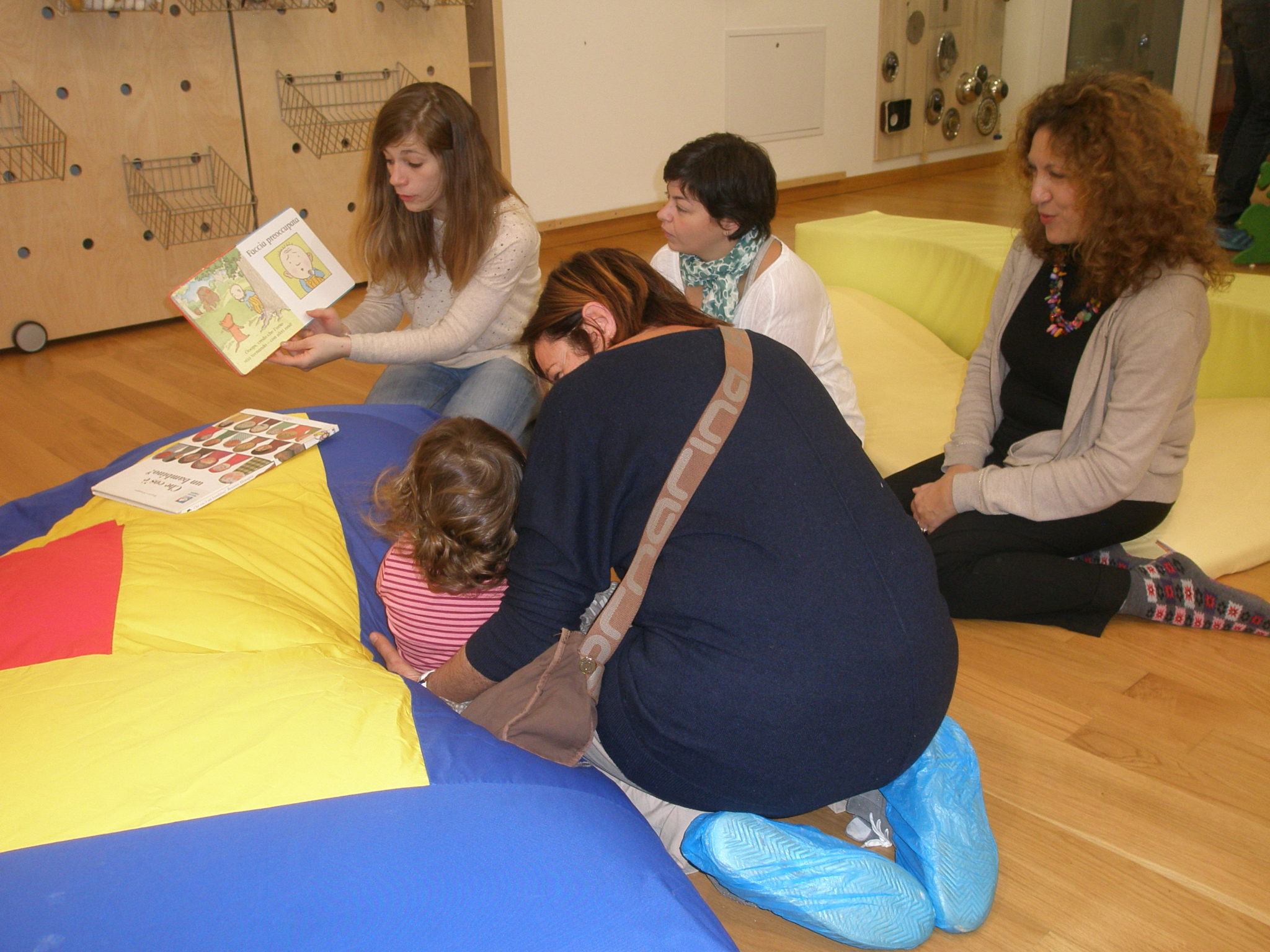 Un'immagine che ritrae pavimentazione, camera, comfort, divertimento e bambino.