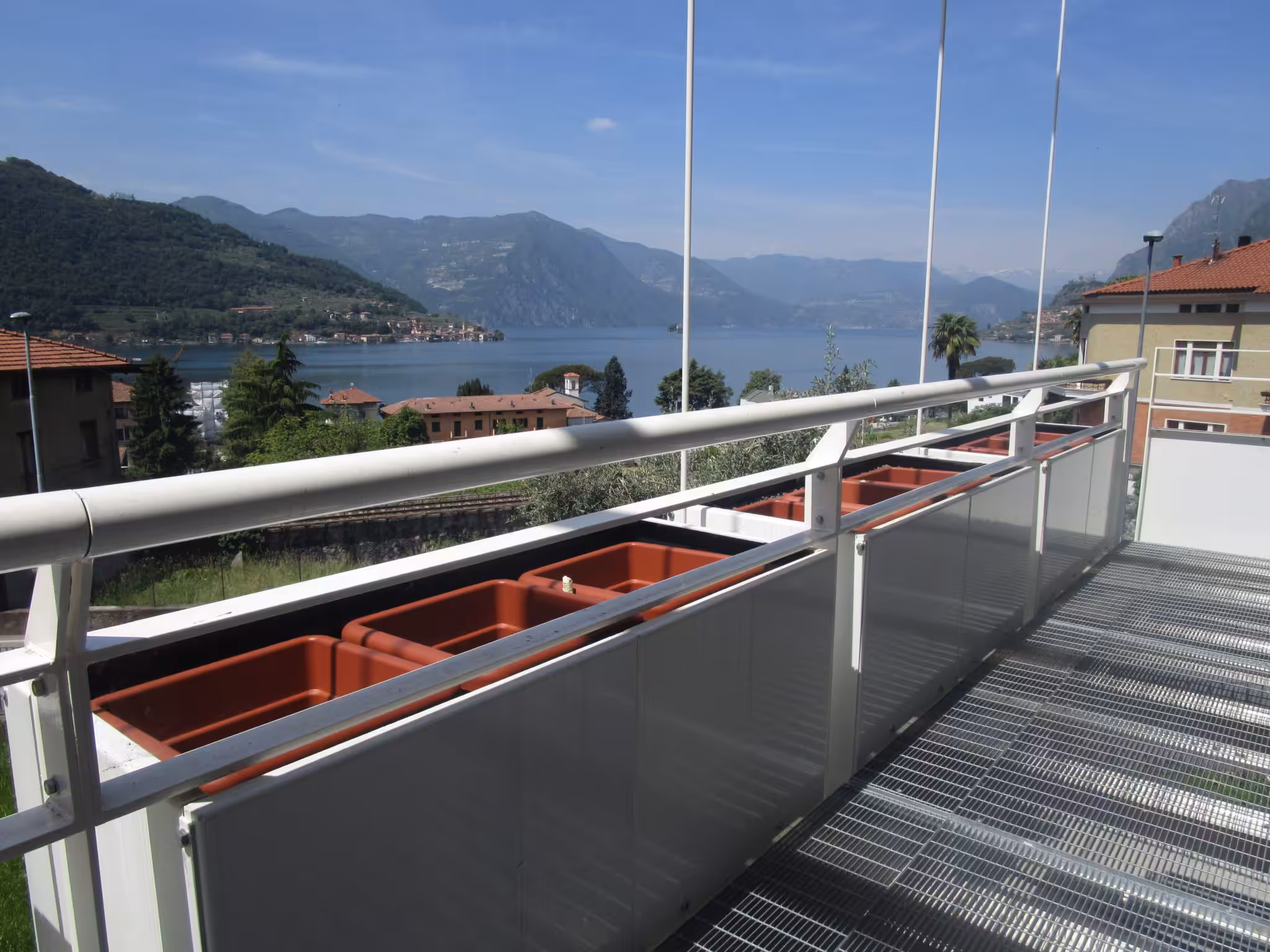 Un'immagine che ritrae corrimano, balcone, metallo, materiale da costruzione e acciaio.