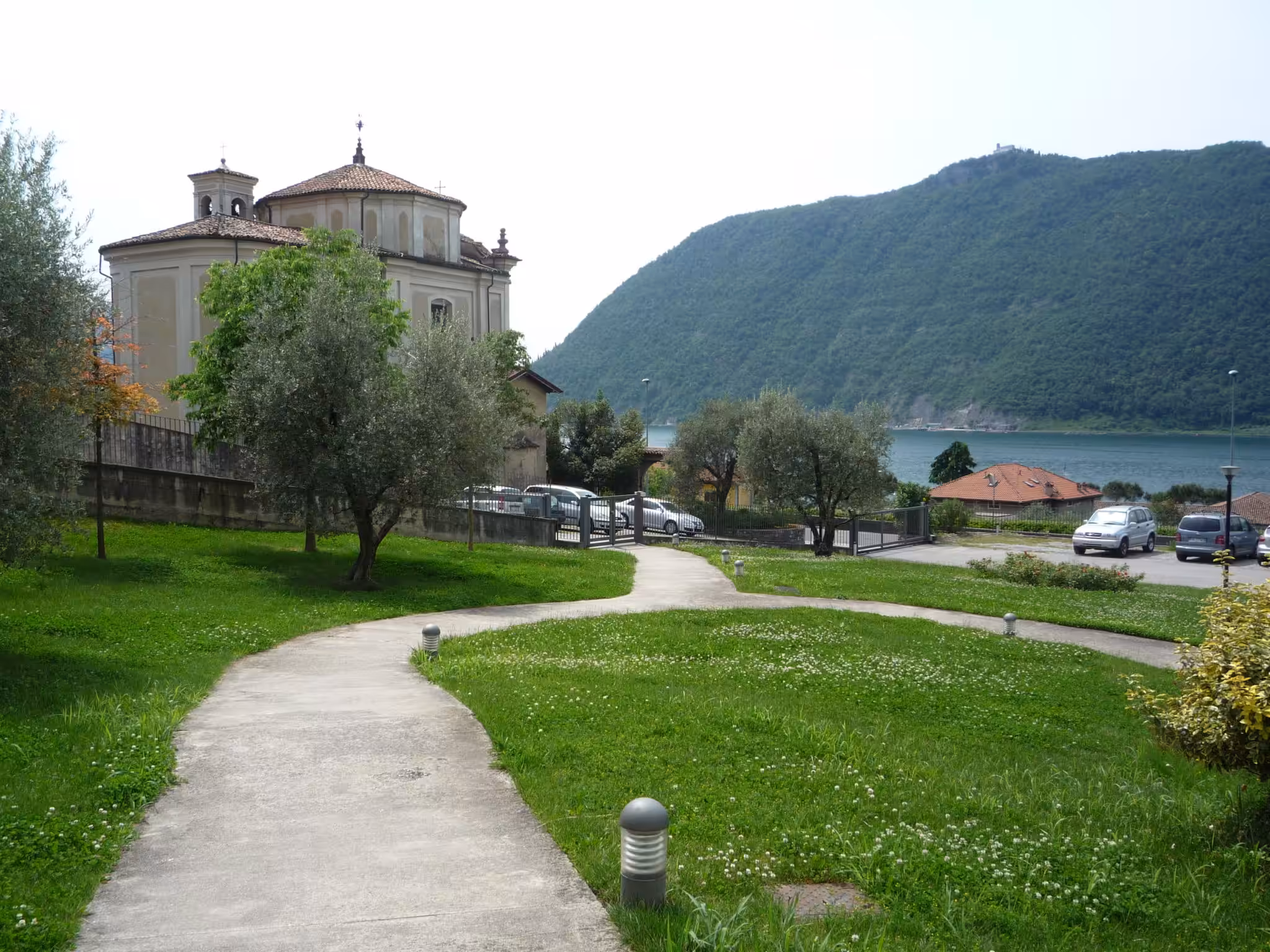 Un'immagine che ritrae forme montuose, montagna, collina, altopiano e stazione di collina.