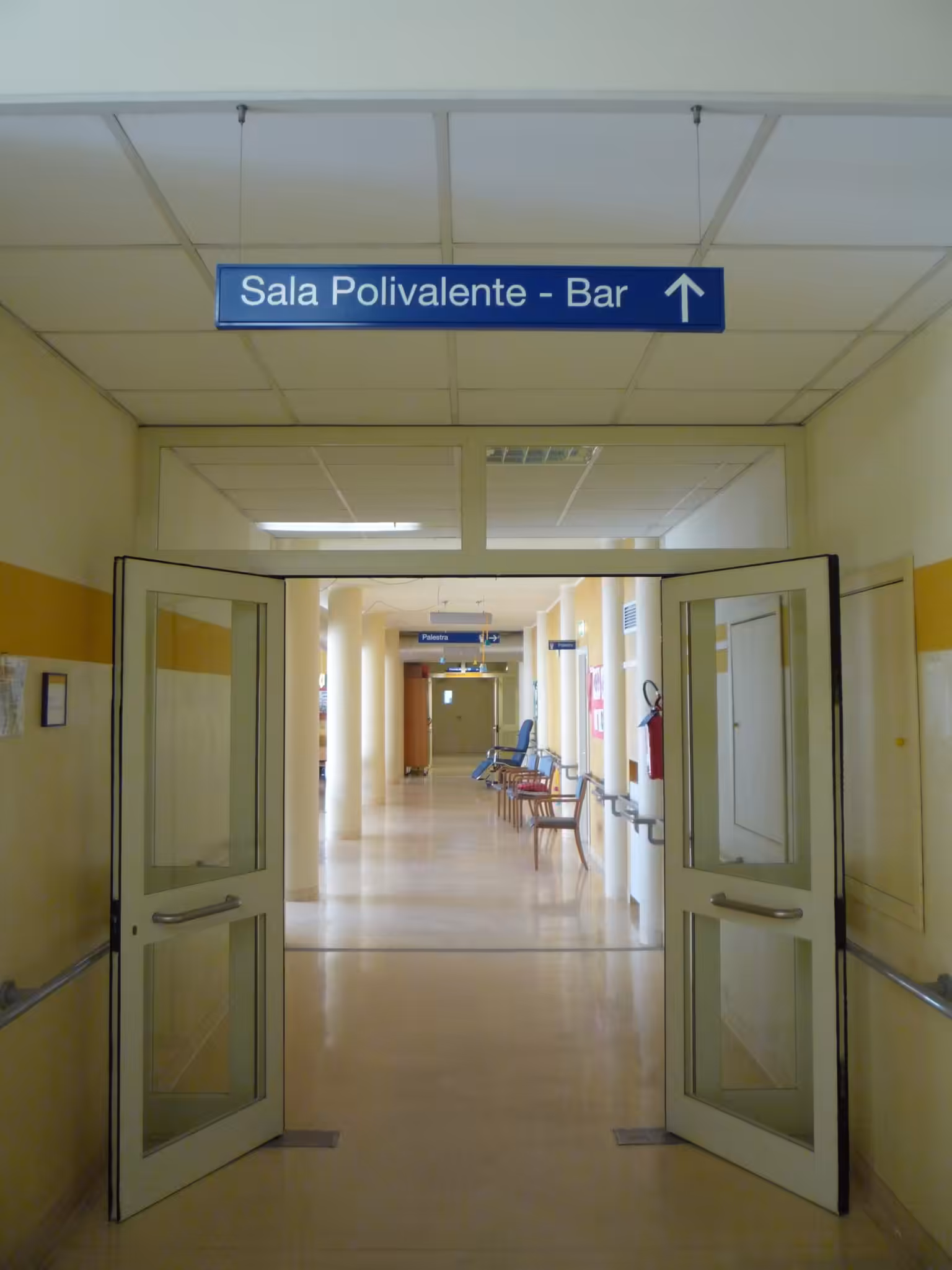 Un'immagine che ritrae pavimento, pavimentazione, soffitto, ospedale e pavimenti in piastrelle.