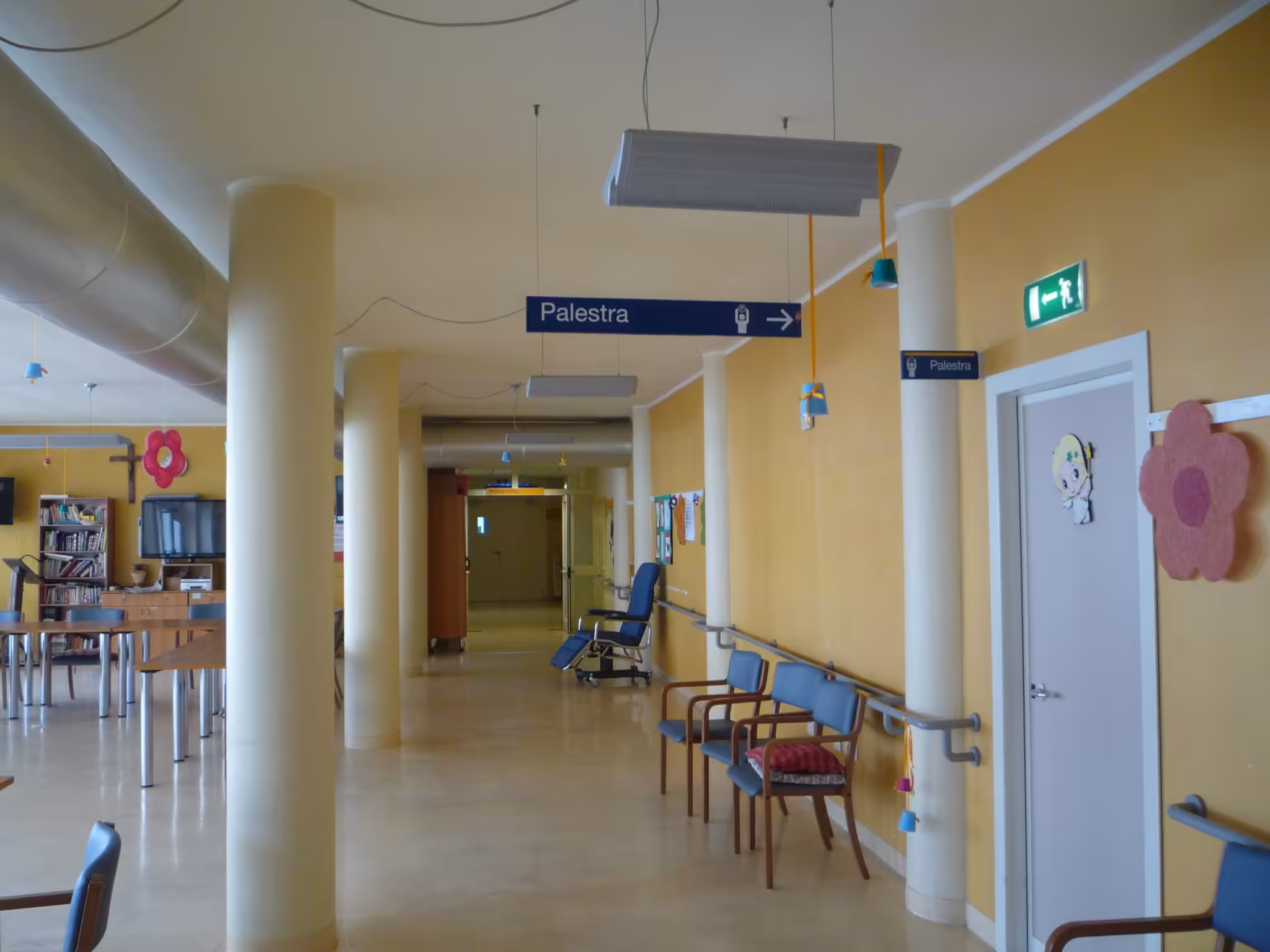 Un'immagine che ritrae pavimentazione, pavimento, design d'interni, soffitto e bicchiere.