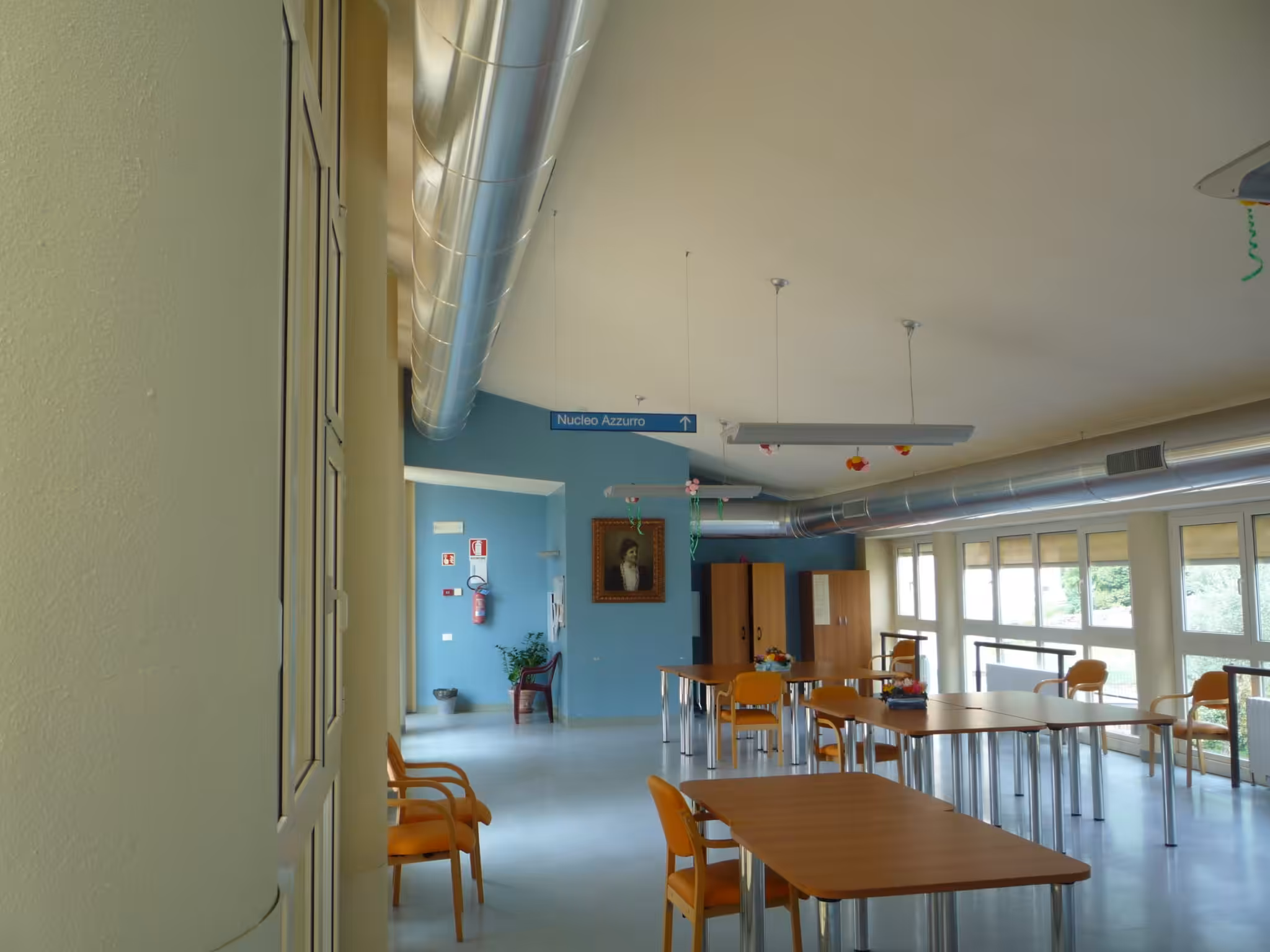 Un'immagine che ritrae mobilia, pavimentazione, soffitto, pavimento e design d'interni.