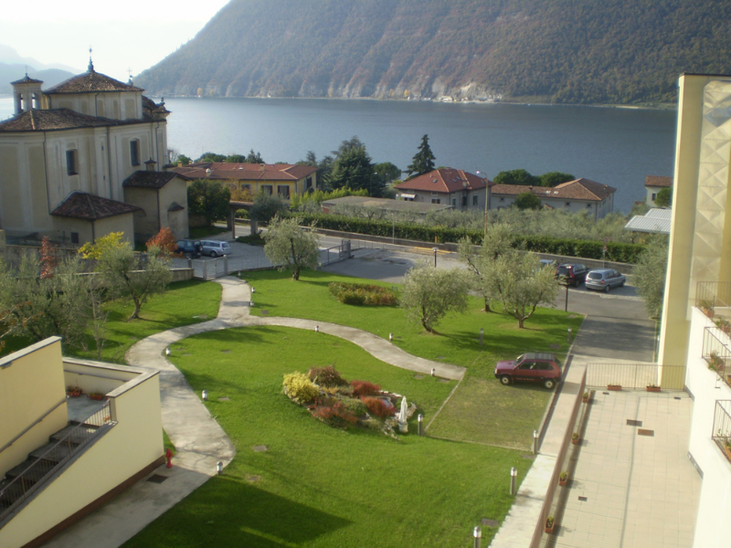 Un'immagine che ritrae zona residenziale, casa, casa, progettazione urbana e giardino.
