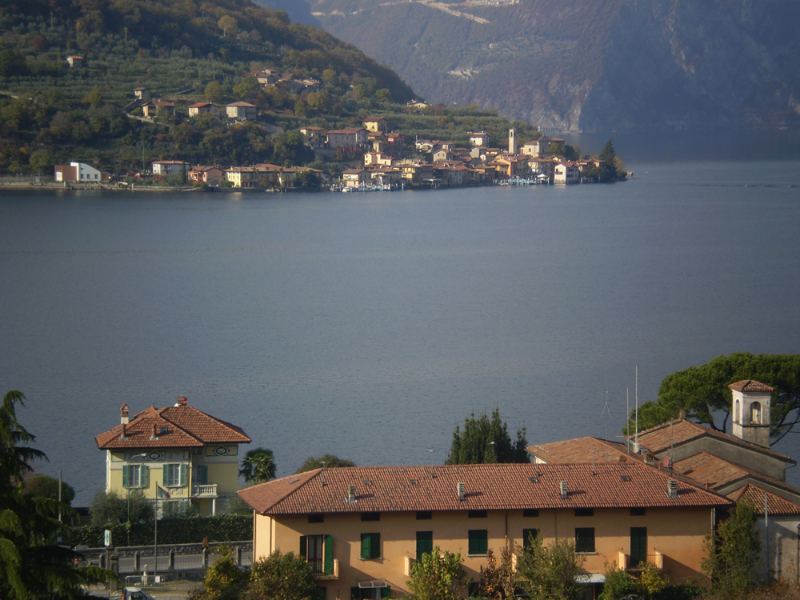 Un'immagine che ritrae forme montuose, risorse idriche, specchio d'acqua, acqua e montagna.