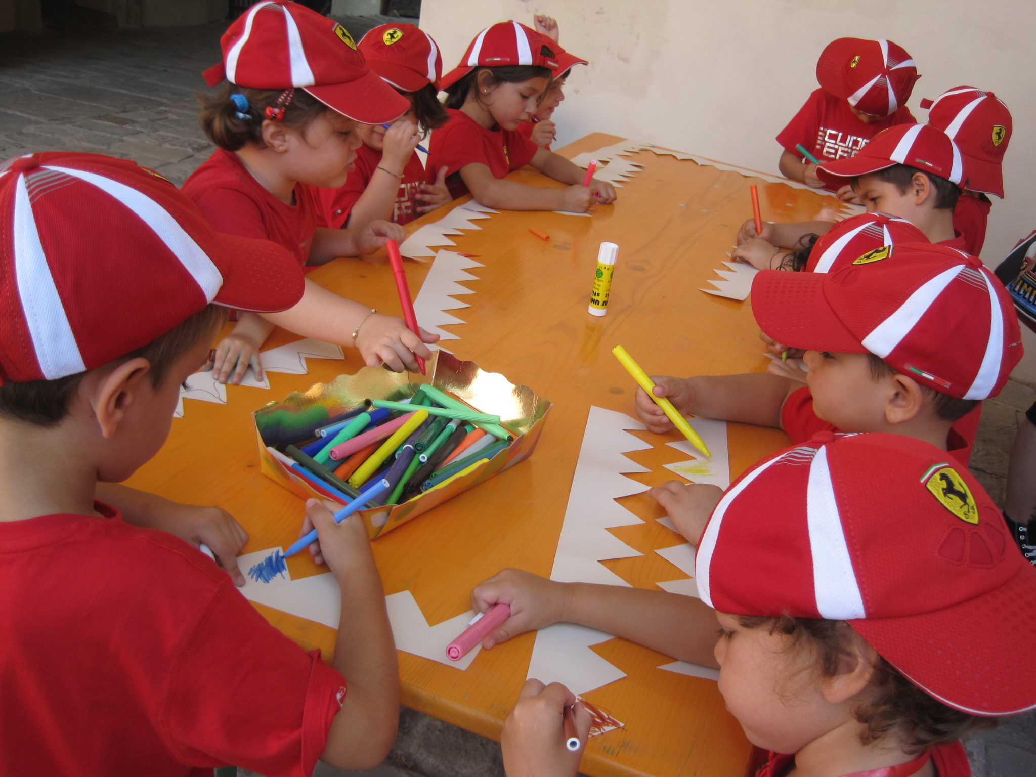 Un'immagine che ritrae copricapo, cappello, bambino, divertimento e berretto.