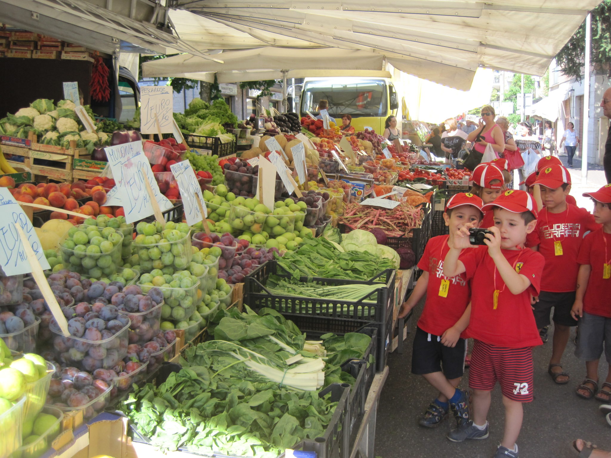 Un'immagine che ritrae cibo, produrre, bazar, vedere al dettaglio e alimenti naturali.