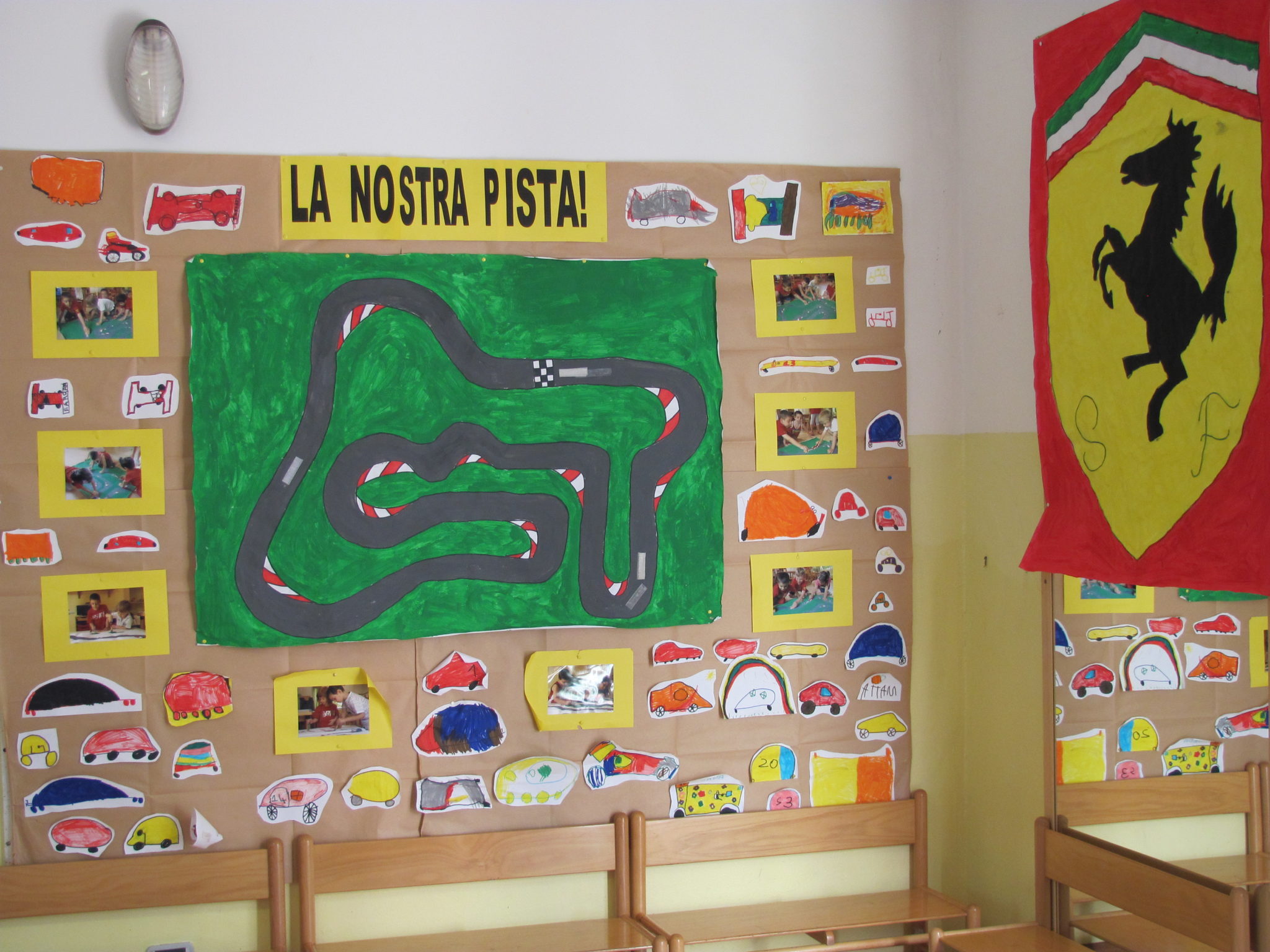 Un'immagine che ritrae veicolo da gioco, auto da corsa, modello di auto, arte infantile e giocattolo.