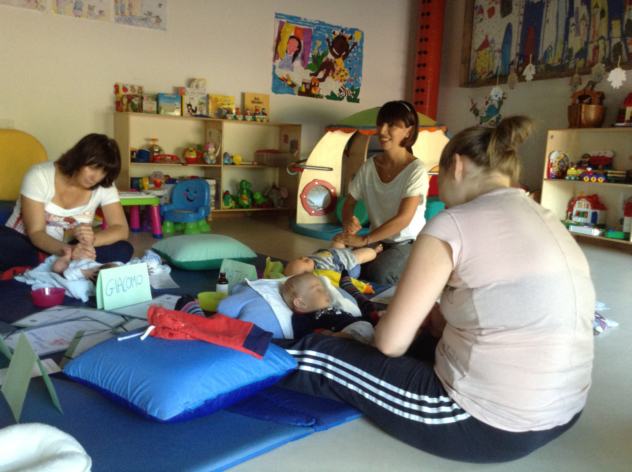 Un'immagine che ritrae bambino, seduta, asilo, camera e giocattolo.