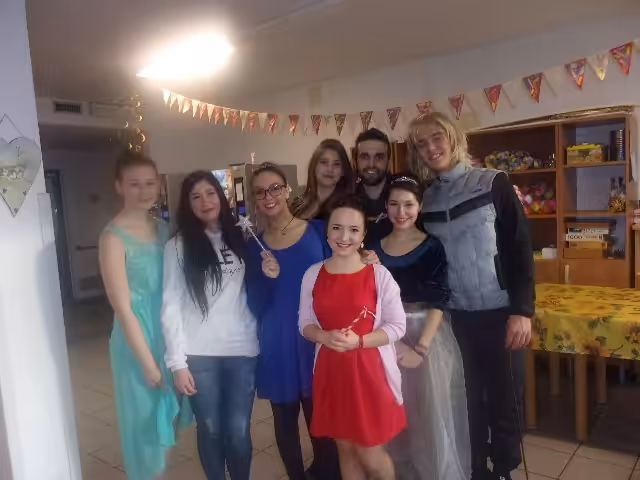 Un'immagine che ritrae sorriso, felicità, vestito, espressione facciale e gioventù.