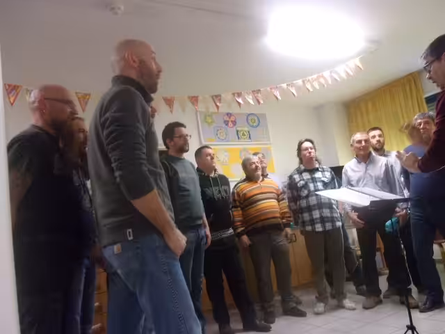 Un'immagine che ritrae jeans, pantaloni, gruppo sociale, denim e barba.
