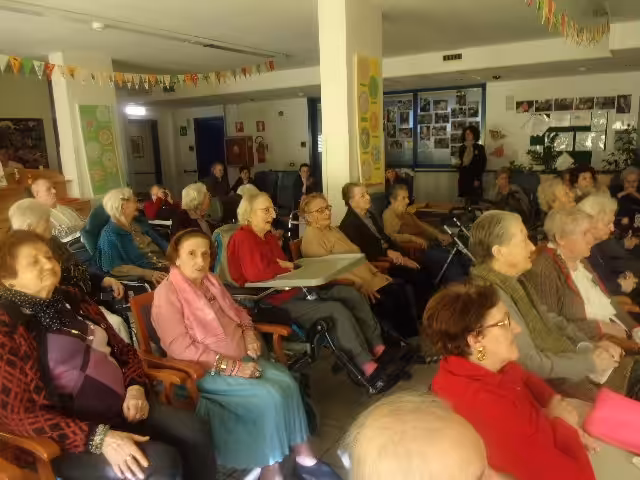 Un'immagine che ritrae comunità, mobilia, sedia, casa di riposo e sedia a rotelle.