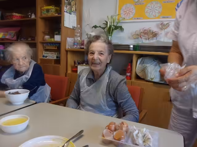 Un'immagine che ritrae stoviglie, mobilia, tavolo, cibo e sedia.