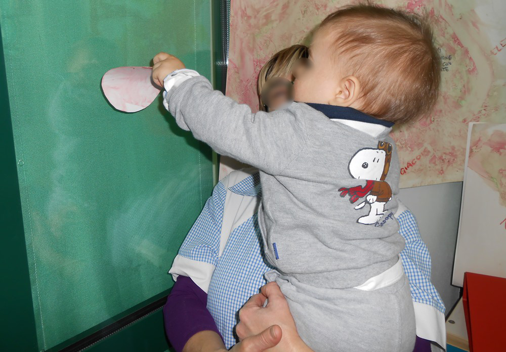 Un'immagine che ritrae bambino, abbigliamento per neonati e bambini piccoli, bambino che fa i primi passi, giocare e neonato.