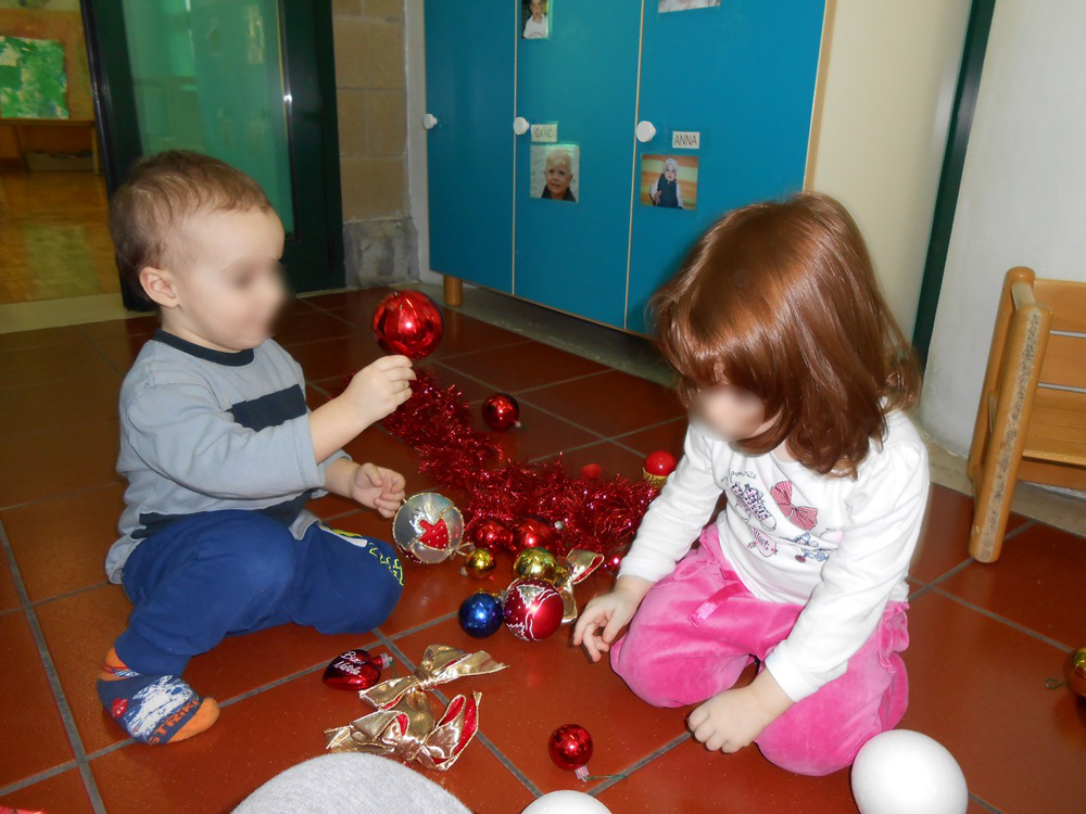 Un'immagine che ritrae bambino, divertimento, ornamento natalizio, giocattolo e decorazione natalizia.