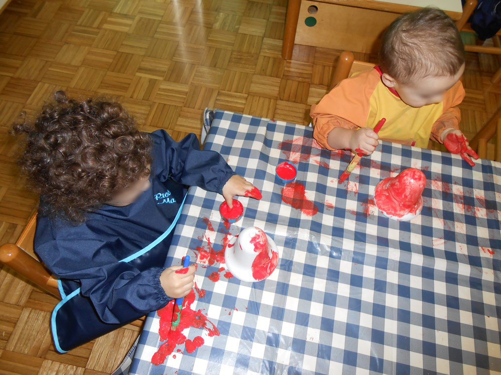 Un'immagine che ritrae tavolo, bambino, mobilia, divertimento e giocare.