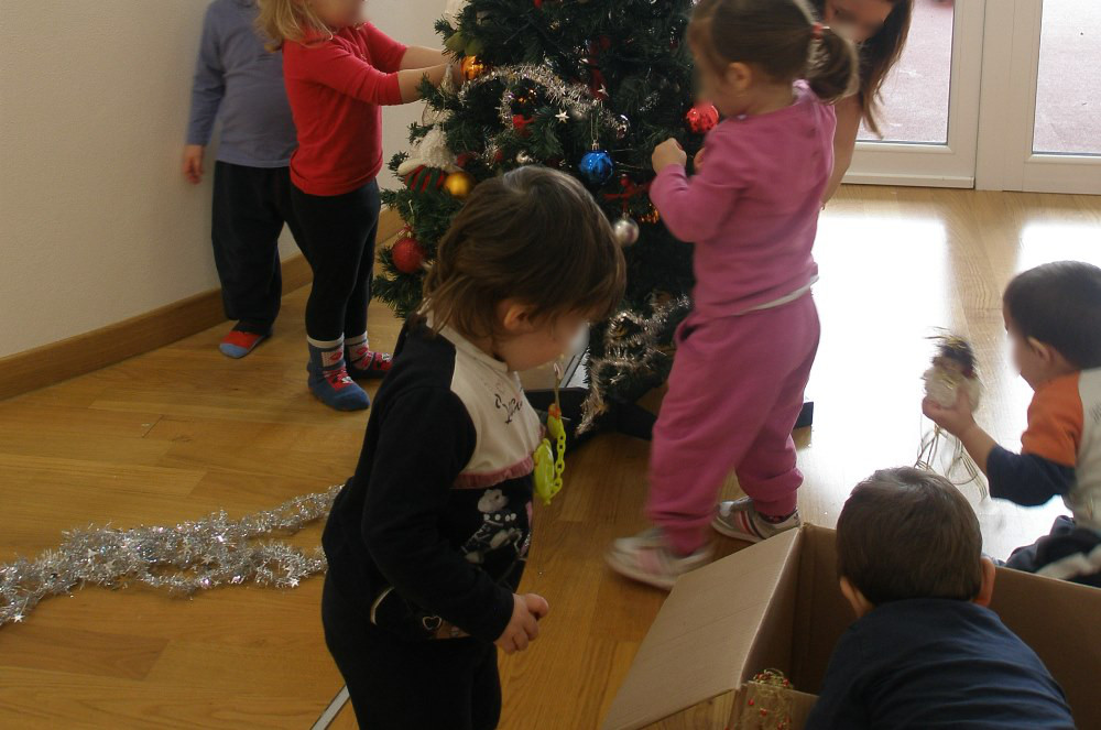 Un'immagine che ritrae bambino, divertimento, bambino che fa i primi passi, asilo e decorazione natalizia.