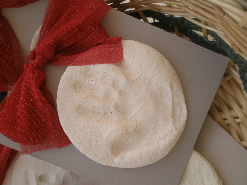 Un'immagine che ritrae carta, regalo, forniture per feste, cibo e nastro.