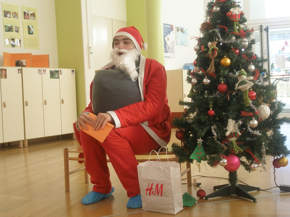 Un'immagine che ritrae babbo natale, barba, rosso, giorno di natale e pantaloni.
