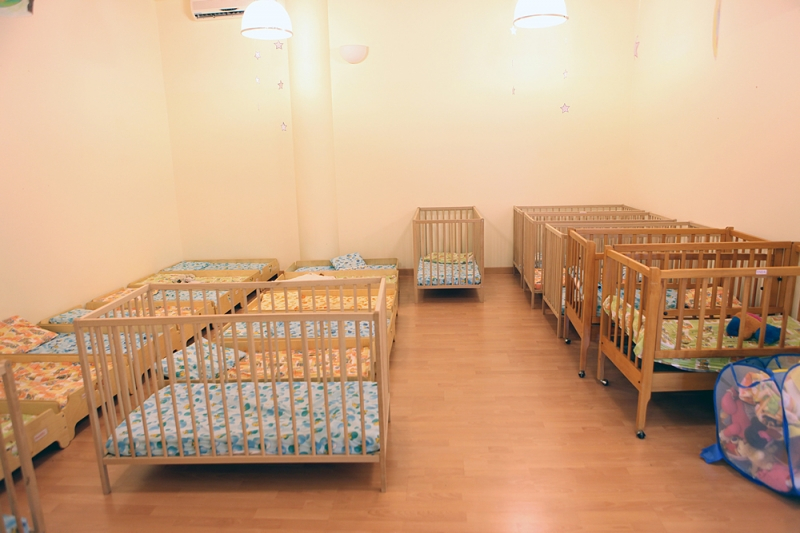 Un'immagine che ritrae pavimento, mobilia, vivaio, letto per neonati e letto.