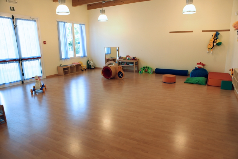 Un'immagine che ritrae pavimentazione, pavimento, legna, pavimenti in legno e sala.