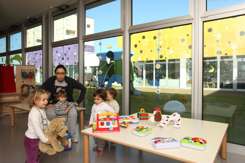 Un'immagine che ritrae bambino, pavimentazione, asilo, divertimento e bambino che fa i primi passi.